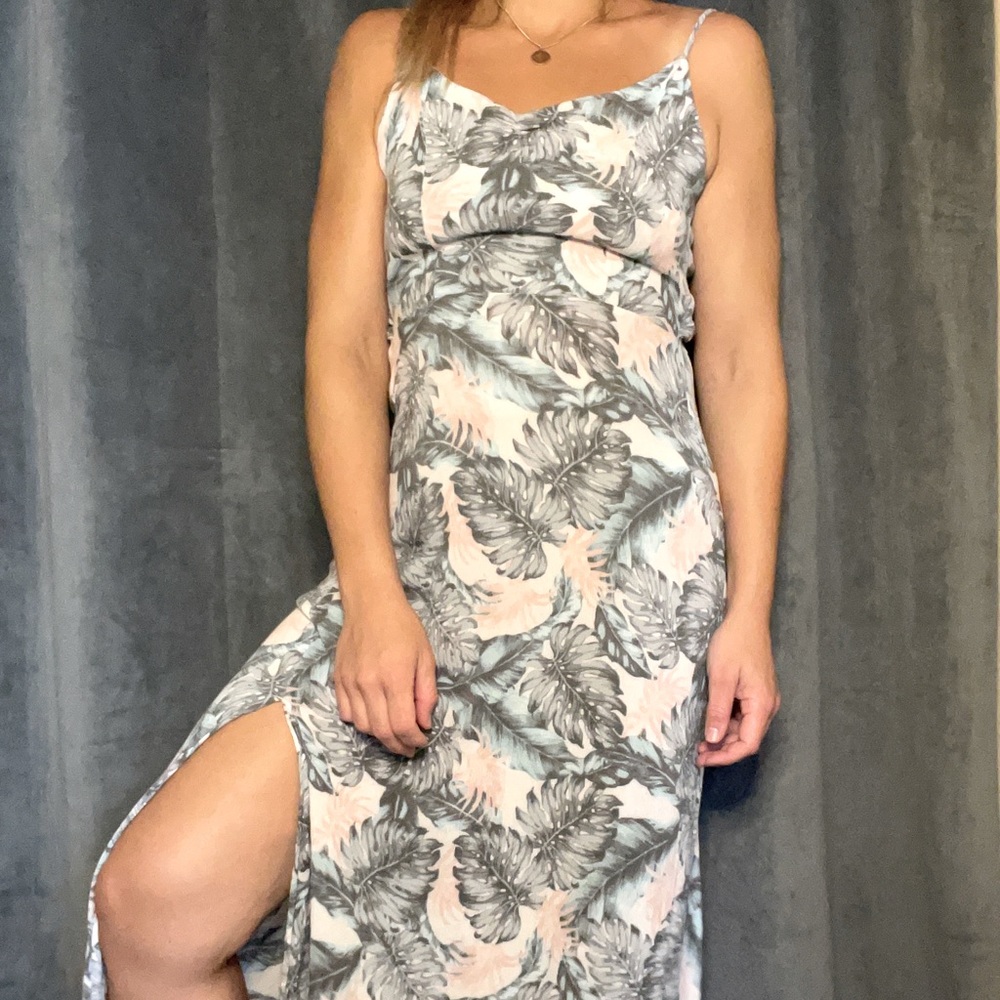 ♻️GOODWILL BOUND♻️ 
Aeropostale Tropical Leaves Maxi Dress